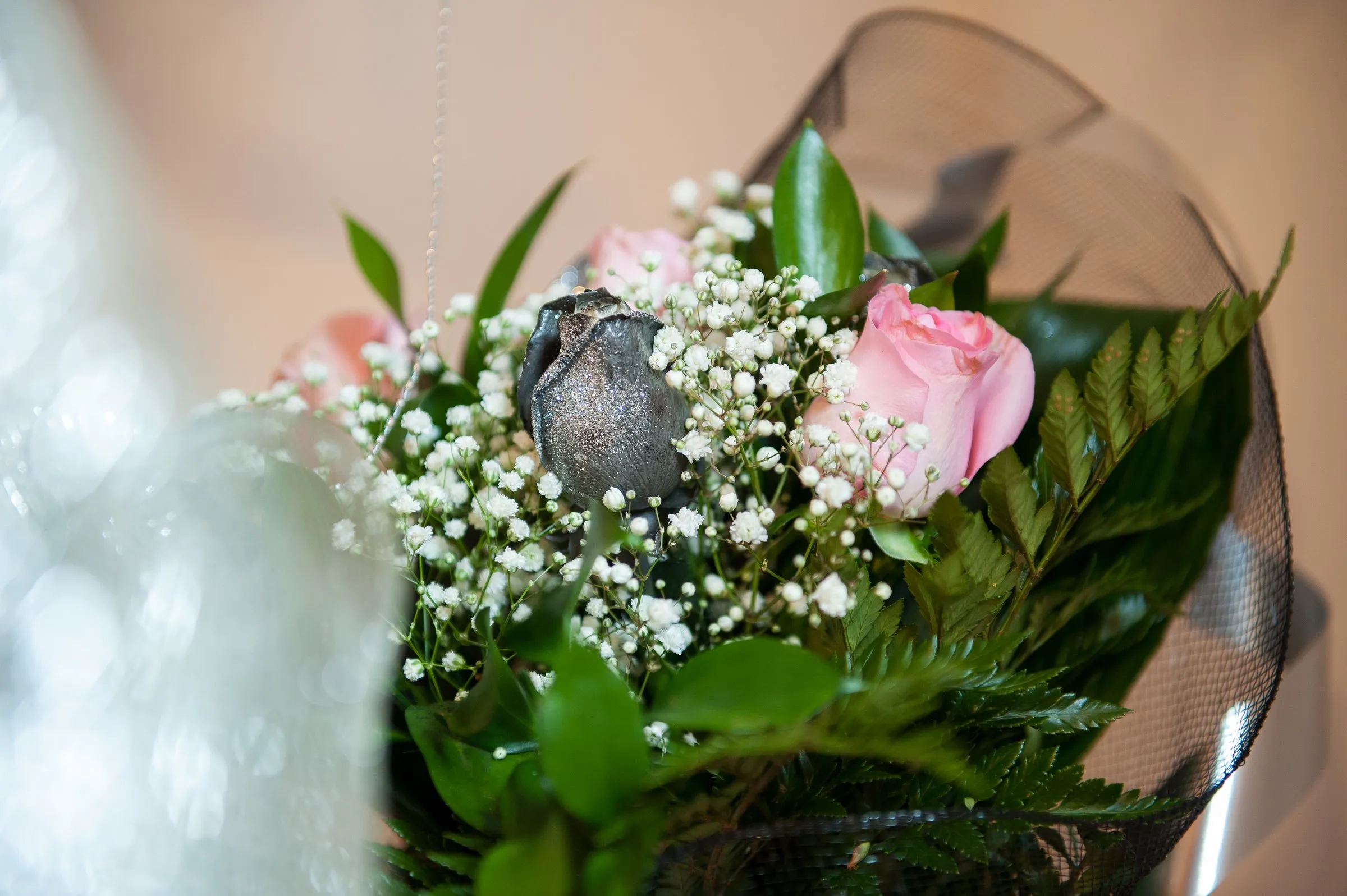 Composizione floreale con rose rosa e fiori di campo