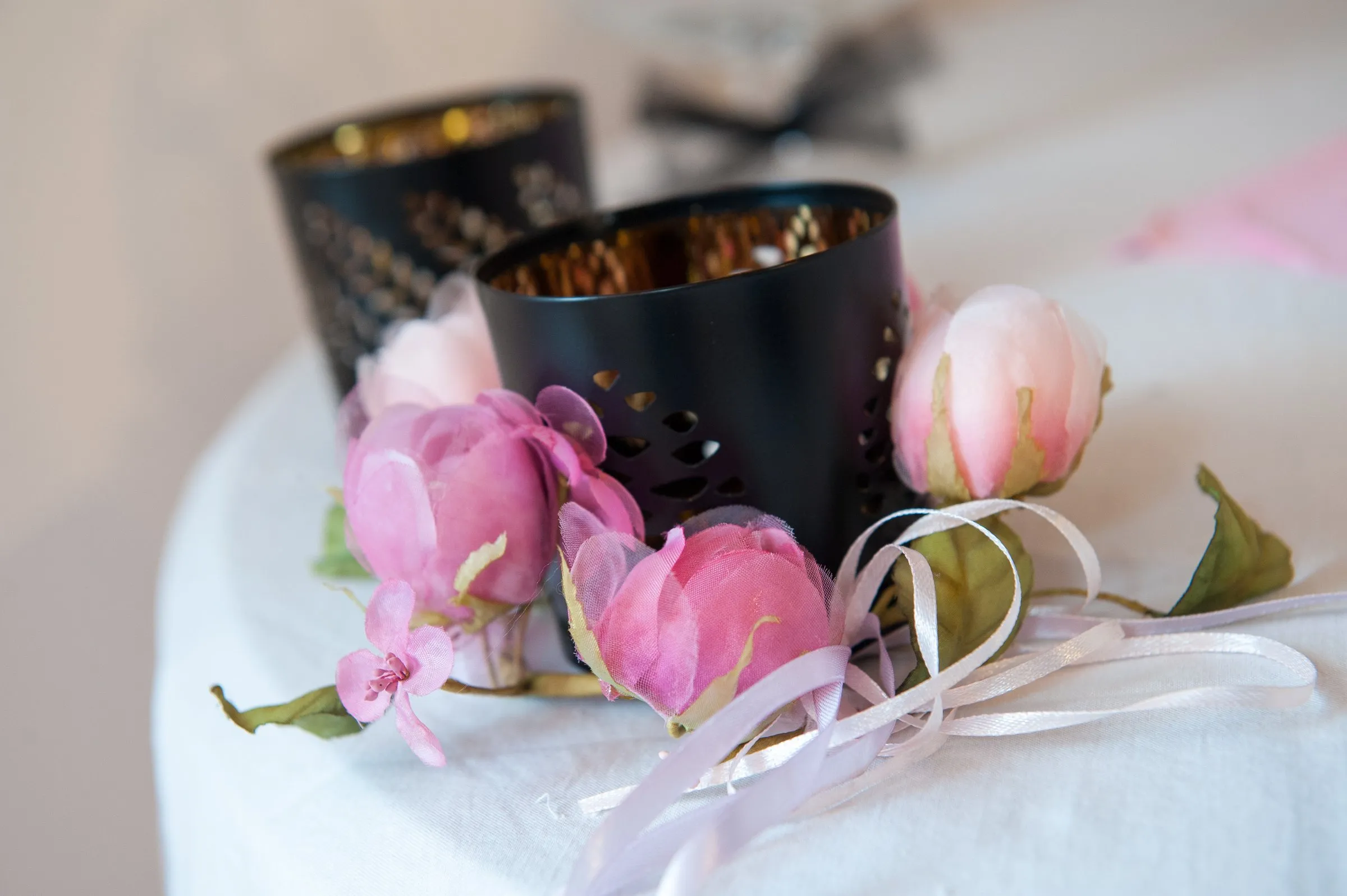 Centrotavola con candela e peonie rosa