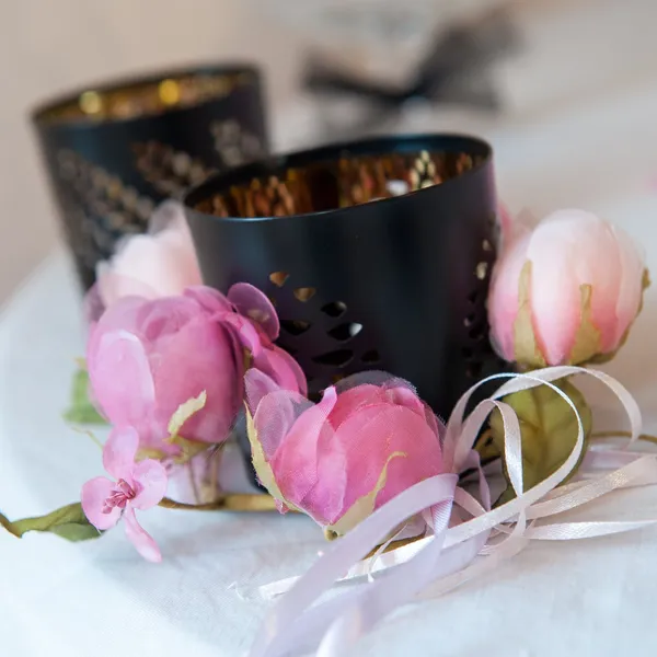 Centrotavola con candela e peonie rosa