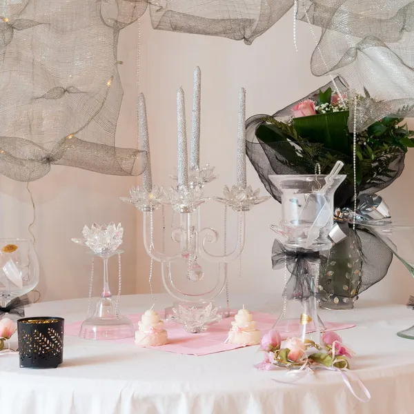 Allestimento tavolo con candelabro e composizioni floreali
