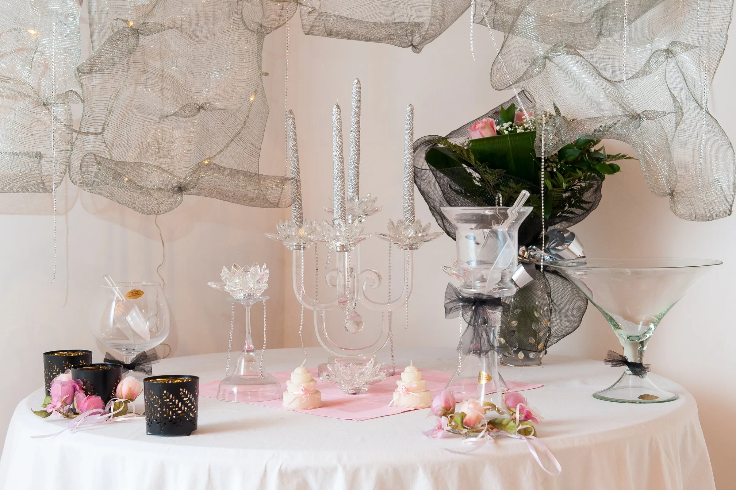 Allestimento tavolo con candelabro e composizioni floreali