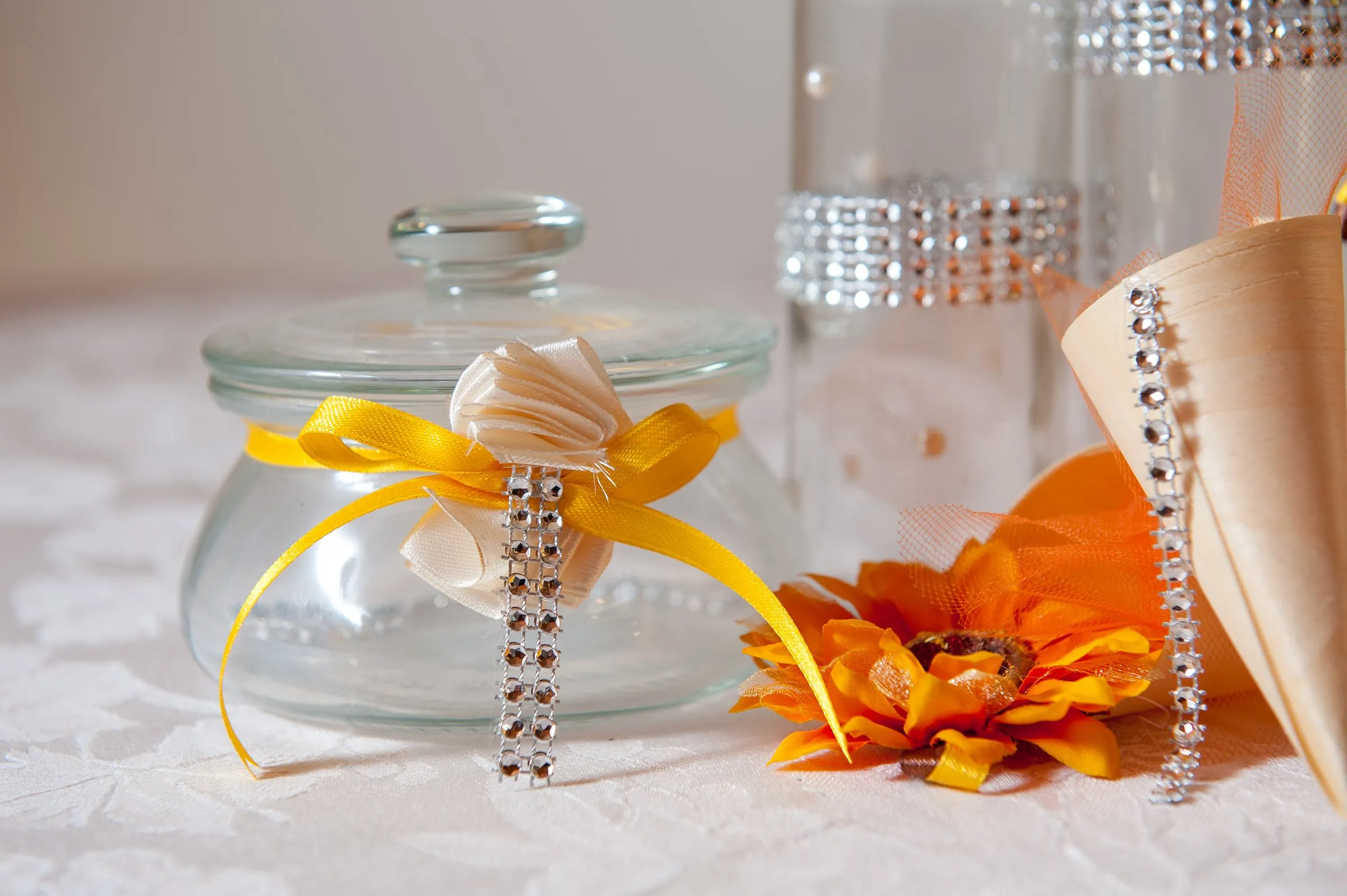 Barattolo decorato per la confettata, con fiocco e fiore