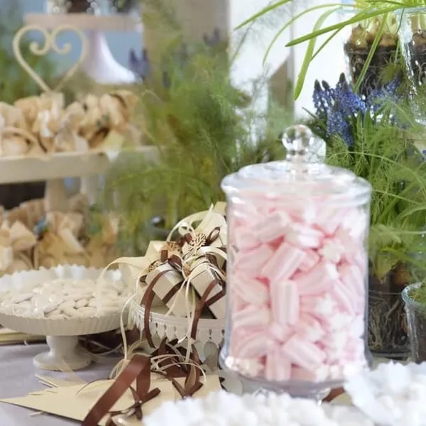 Angolo dolce con barattolo di confetti e decorazioni sul tavolo