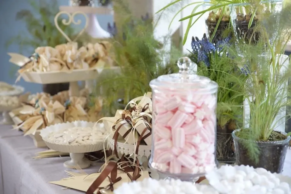 Angolo dolce con barattolo di confetti e decorazioni sul tavolo