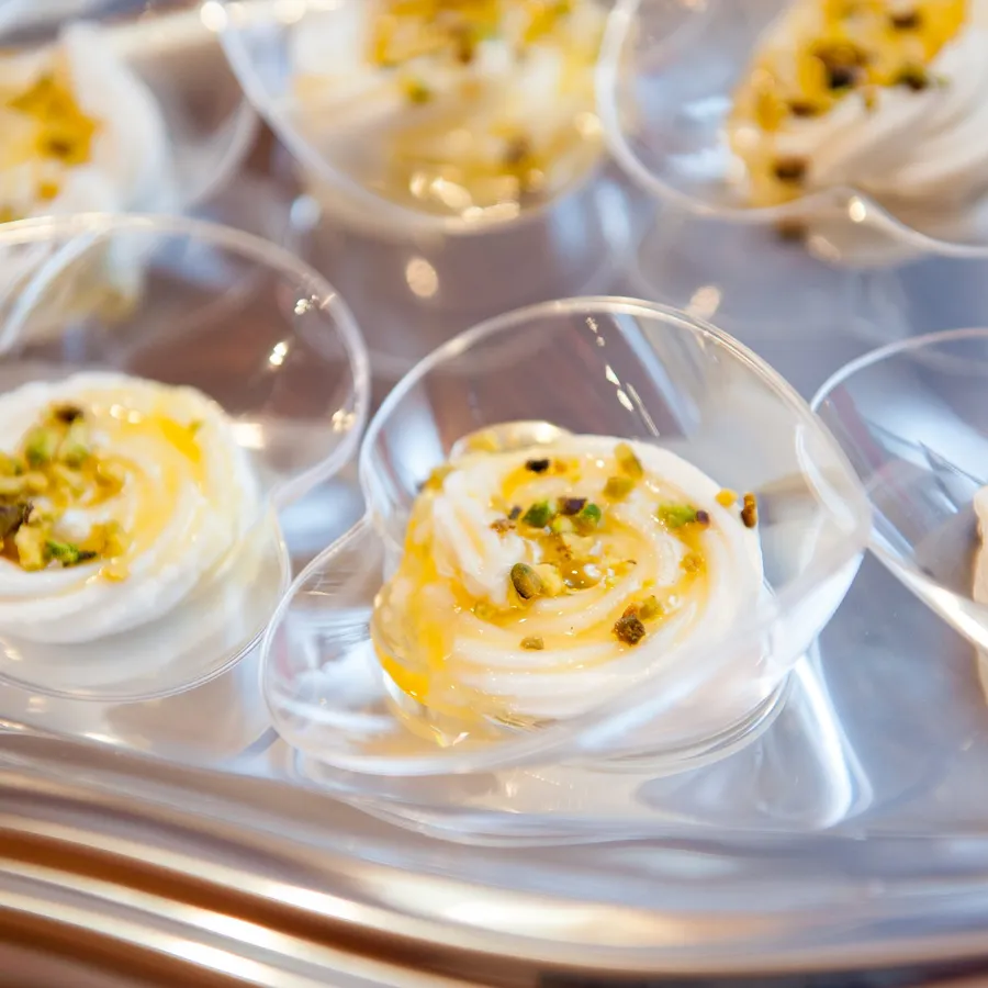 Coppette di panna cotta con granella di pistacchio e miele