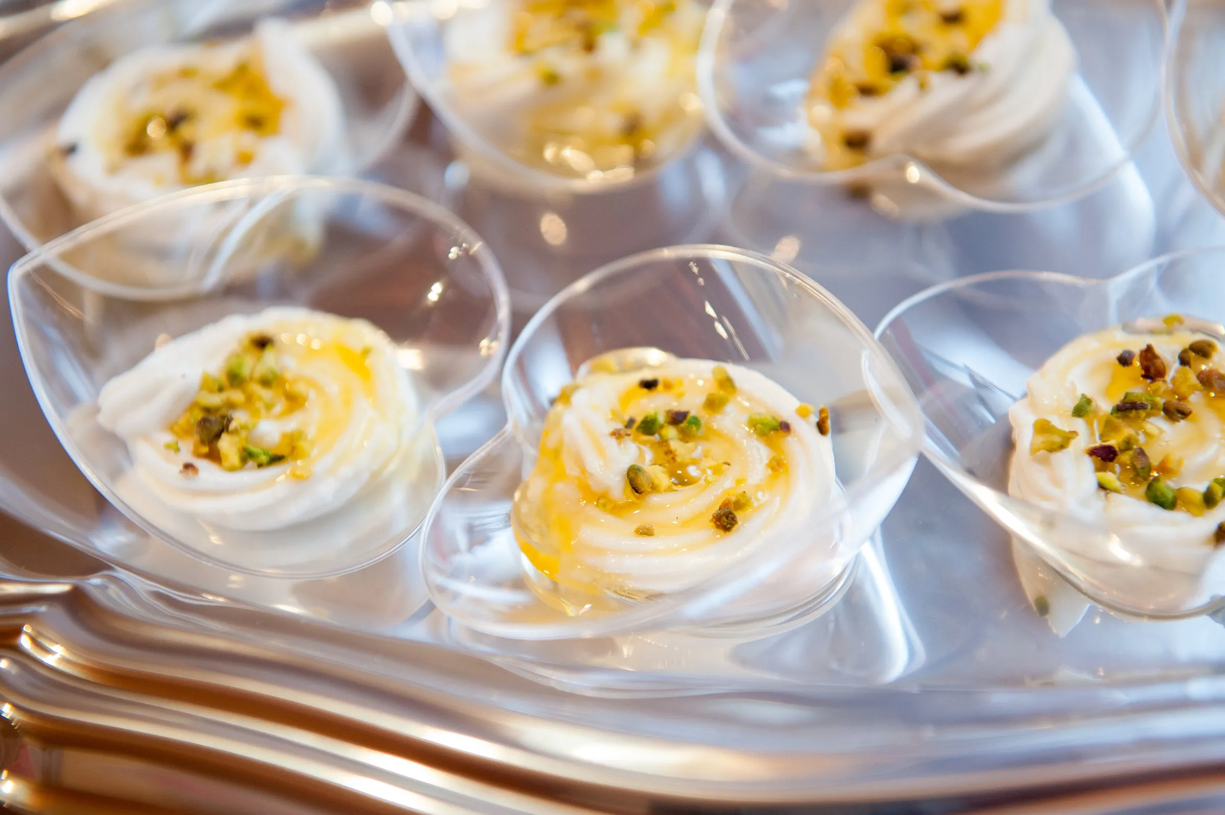 Coppette di panna cotta con granella di pistacchio e miele