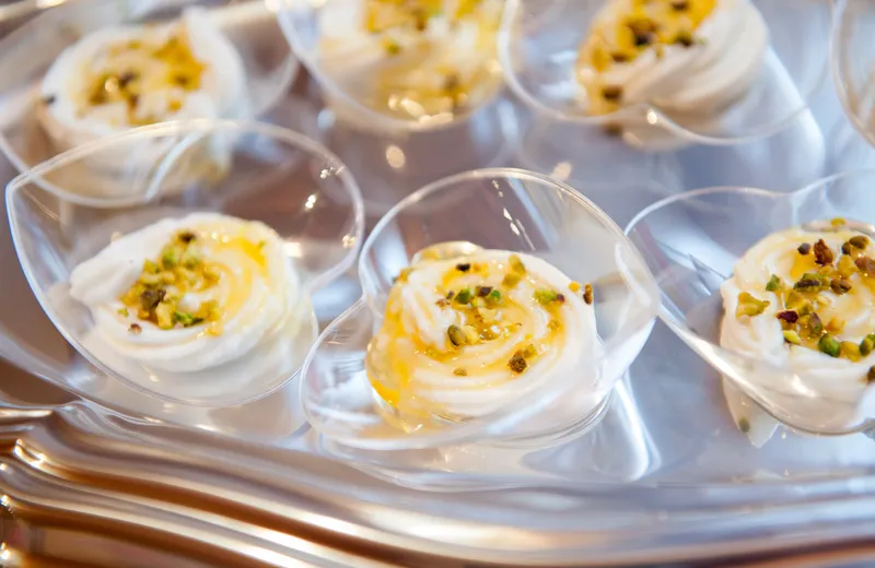 Coppette di panna cotta con pistacchio e miele, uno dei dessert del catering