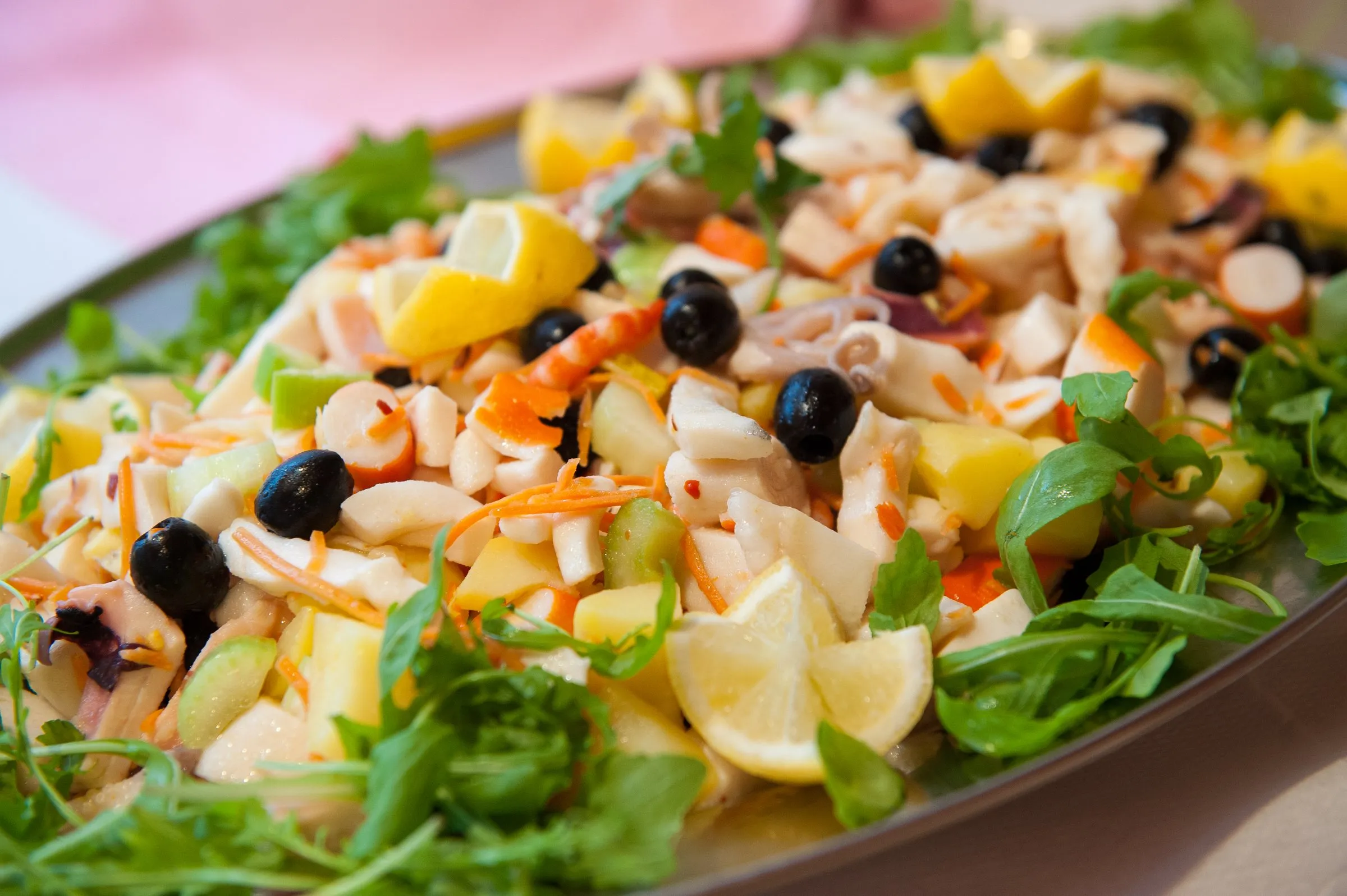 Insalata di mare con olive, carote e rucola, dal menù Apericena 3