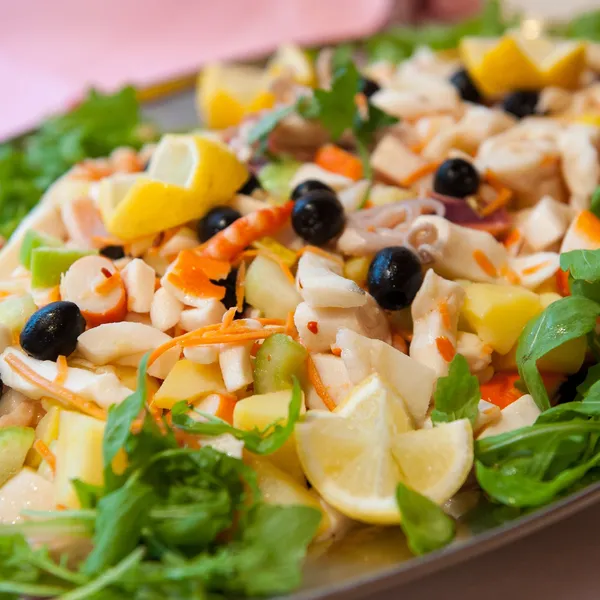 Insalata di mare con olive, carote e rucola, dal menù Apericena 3