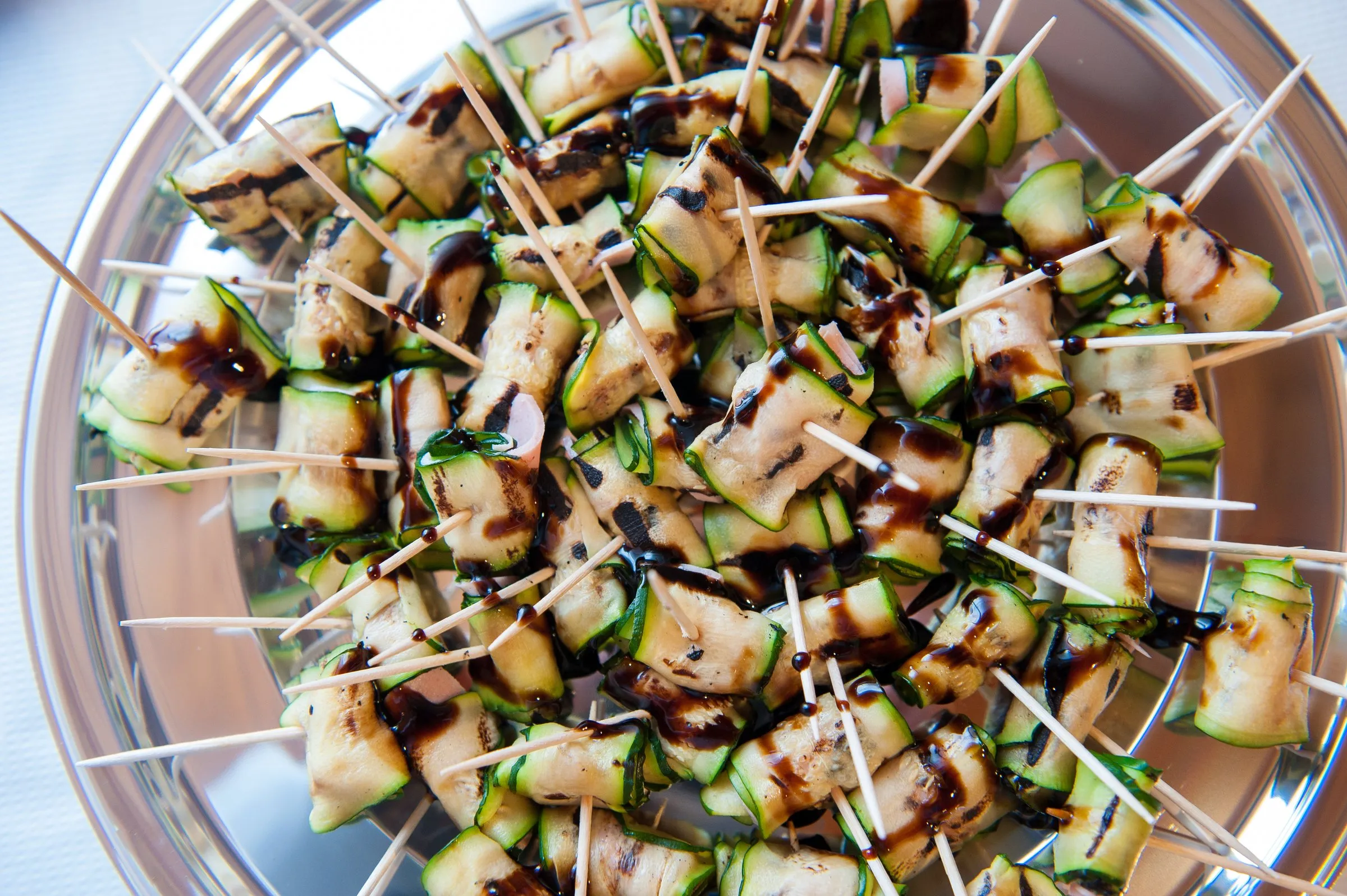 Spiedini di zucchine e formaggio, uno dei finger food dei nostri menù apericena