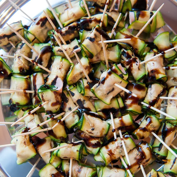 Spiedini di zucchine e formaggio, uno dei finger food dei nostri menù apericena
