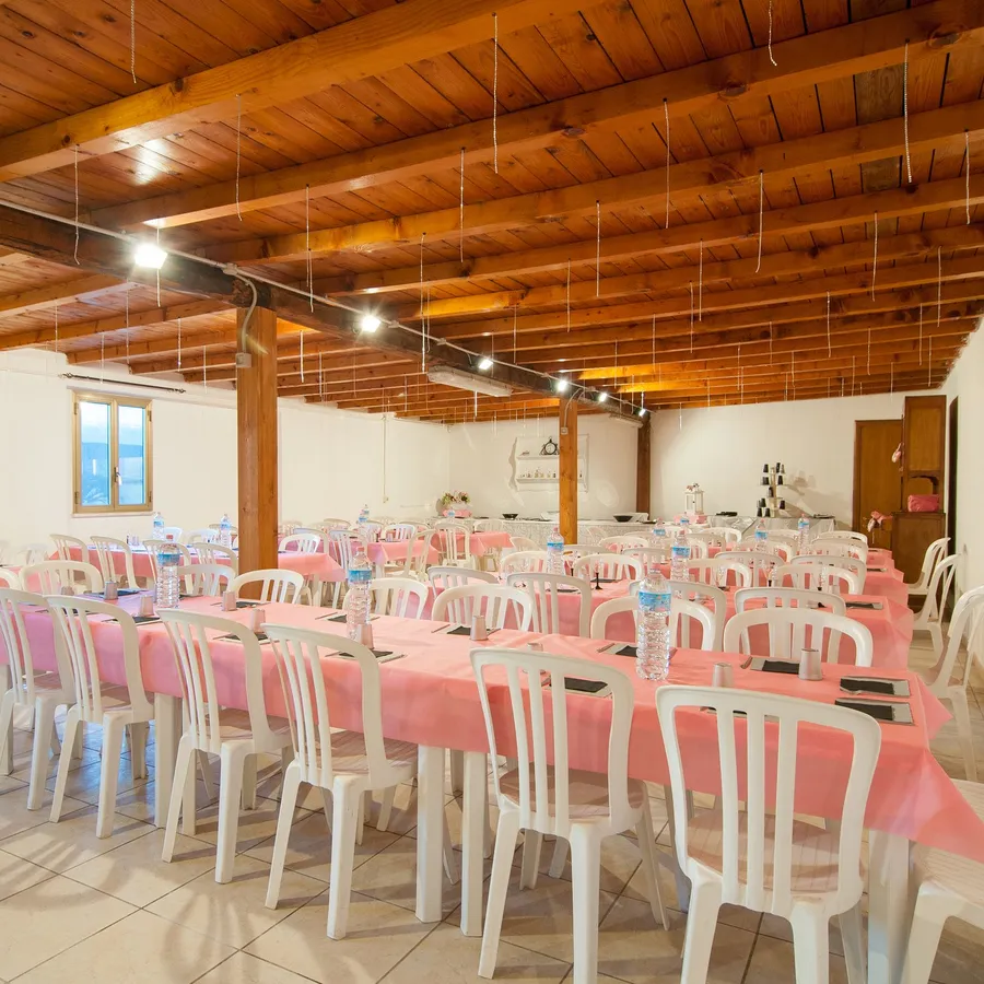 La sala vista dall'ingresso, con i tavoli disposti su entrambi i lati