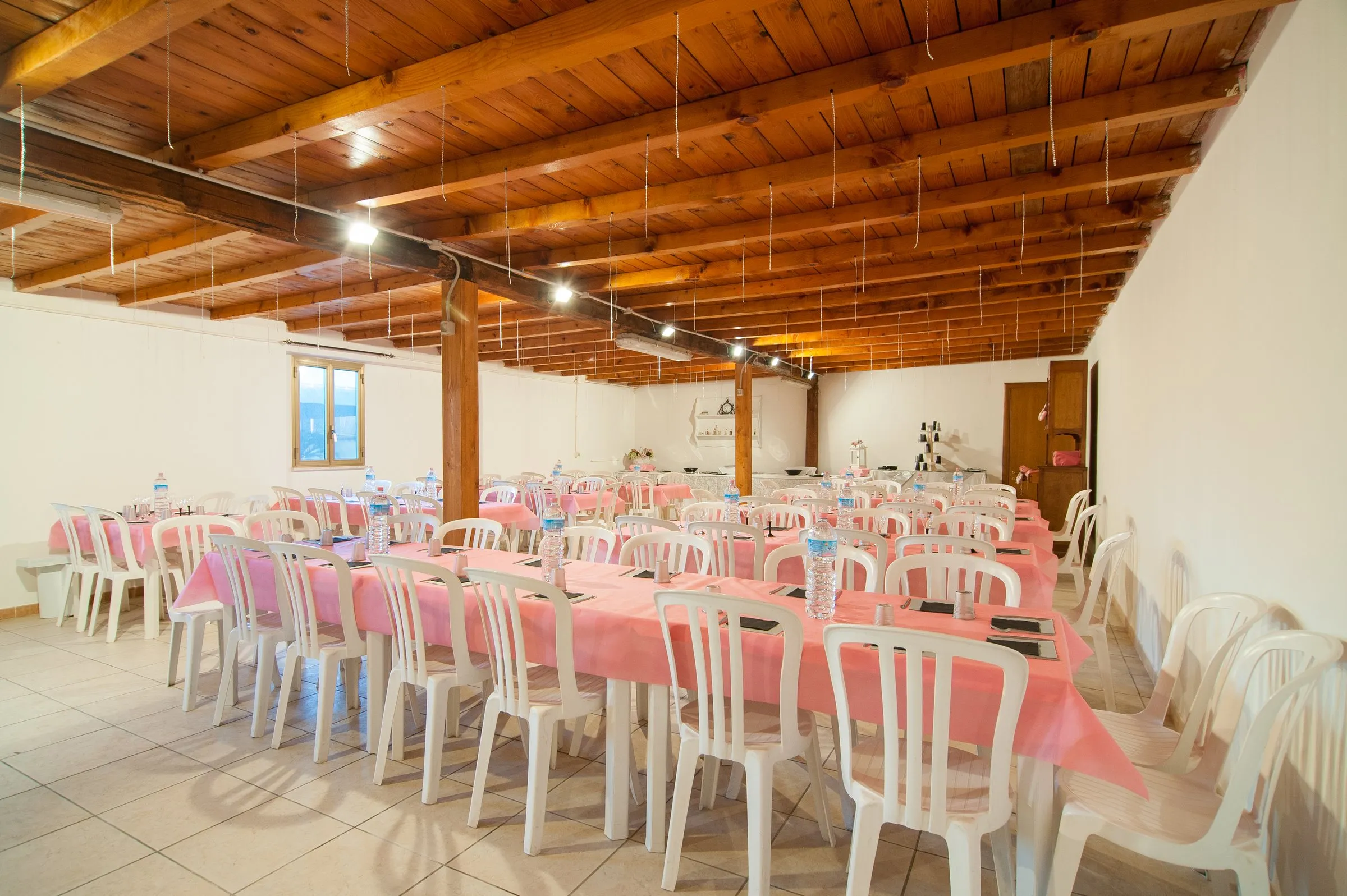 La sala vista dall'ingresso, con i tavoli disposti su entrambi i lati