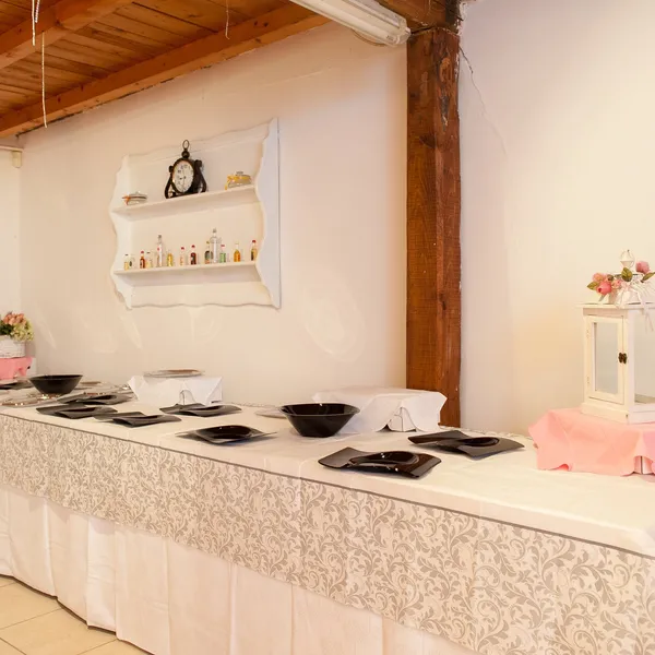 Tavolo del buffet allestito con vassoi e decorazioni