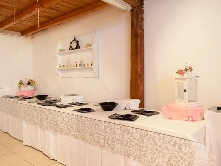 Tavolo del buffet allestito con vassoi e decorazioni