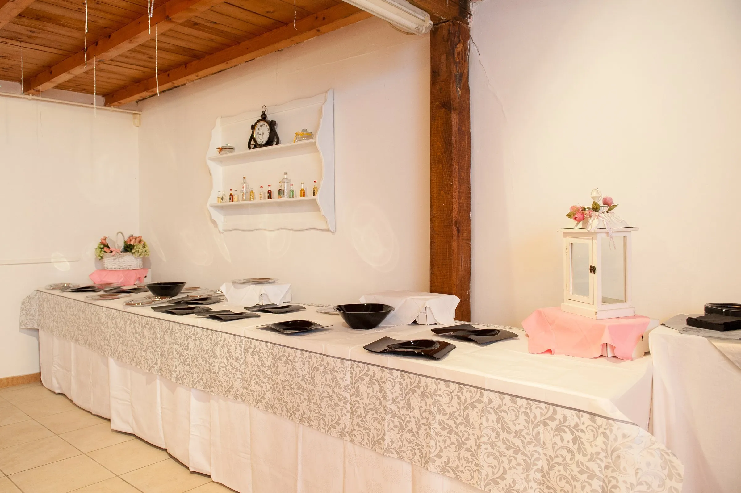 Tavolo del buffet allestito con vassoi e decorazioni