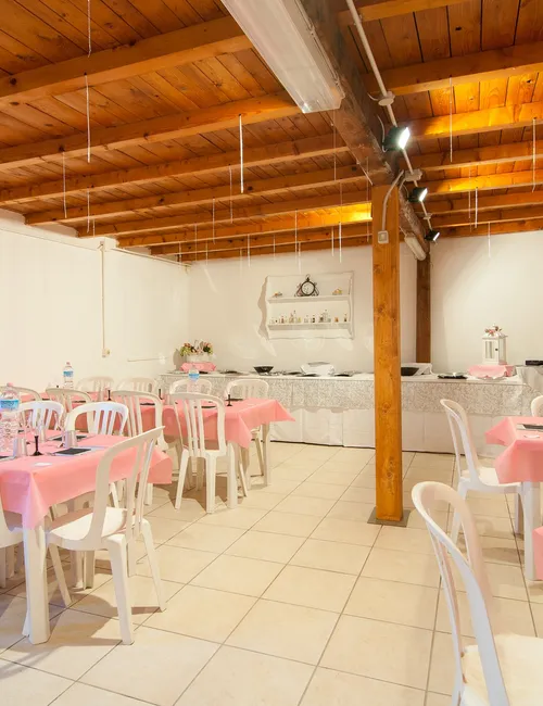 Interno della sala con il soffitto a travi di legno a vista