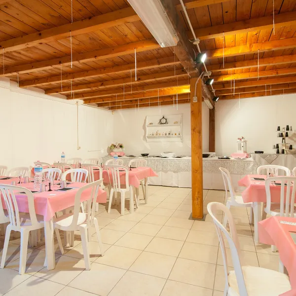 Interno della sala con il soffitto a travi di legno a vista